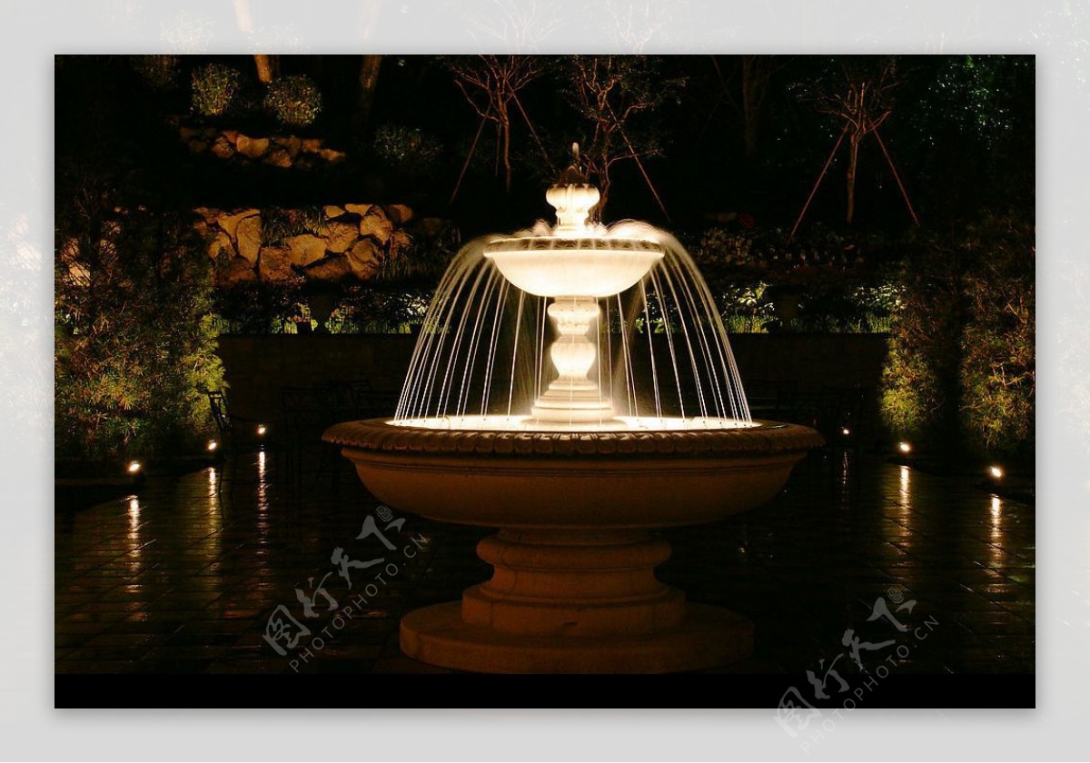 夜色中的喷泉图片