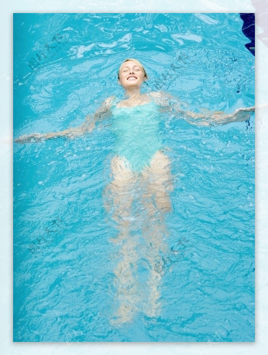 女人游泳图片