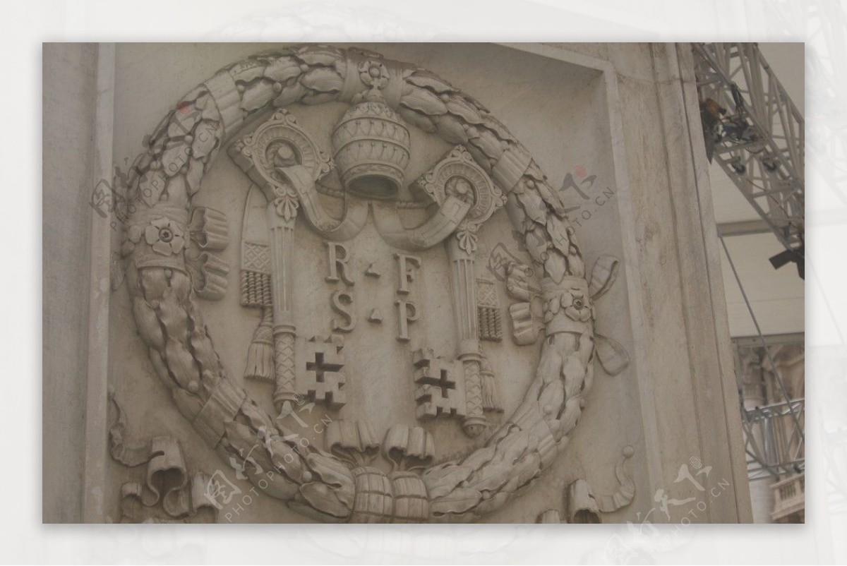 圣彼得大教堂外面的石柱图纹图片