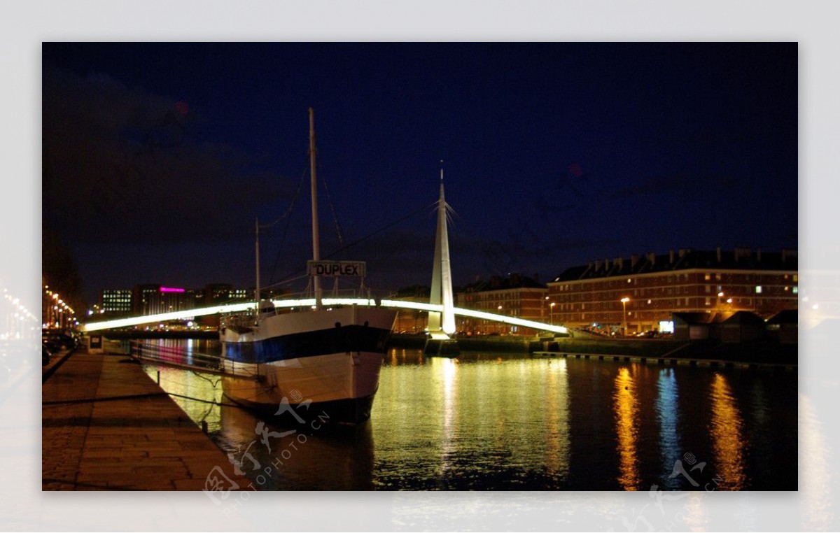 法国勒阿弗尔内港夜景图片