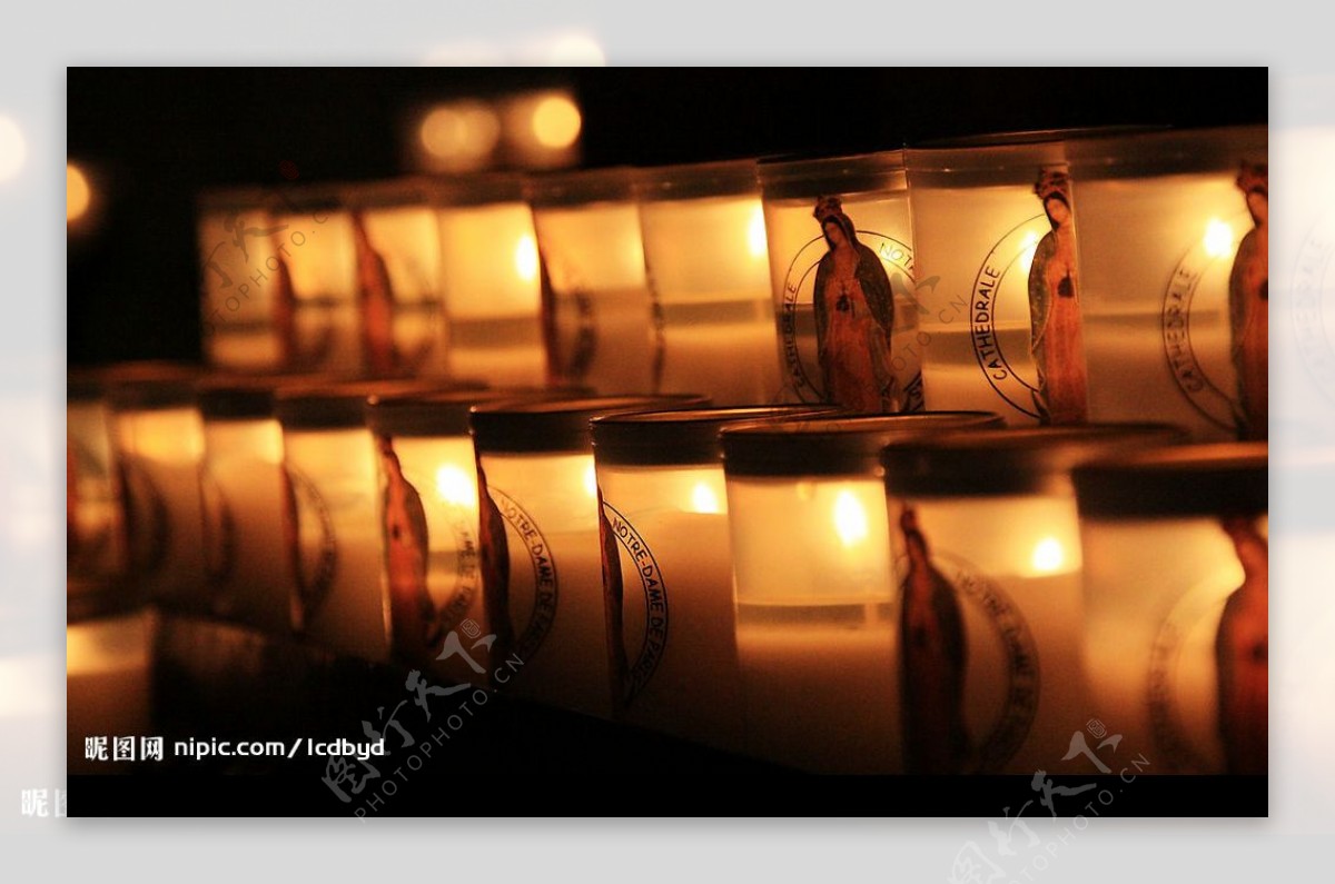 巴黎圣母院的烛光图片