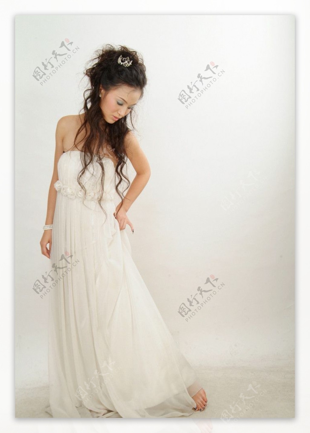 白色长裙美女图片