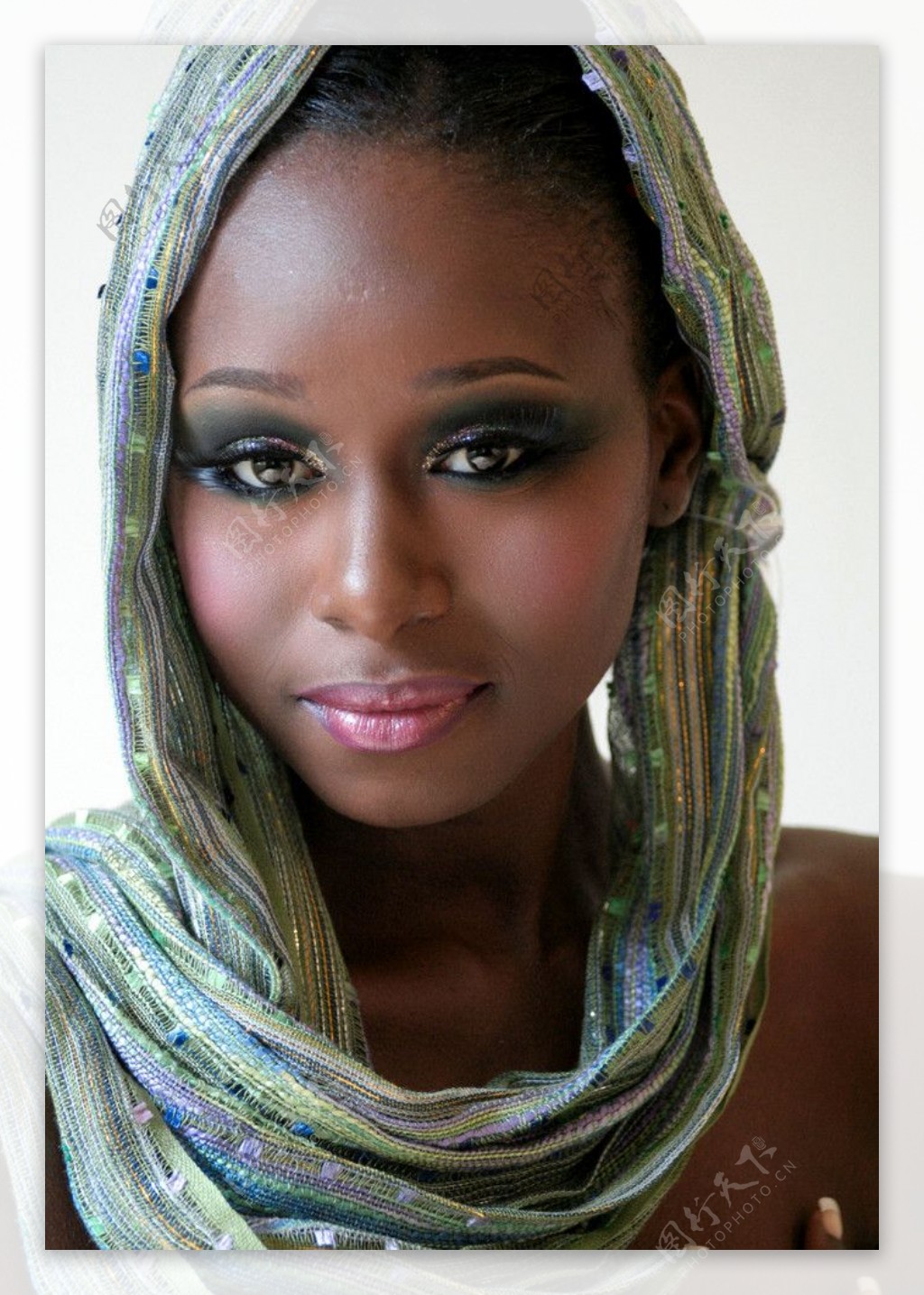 精美修图的非洲短发背心女子-欧莱凯设计网