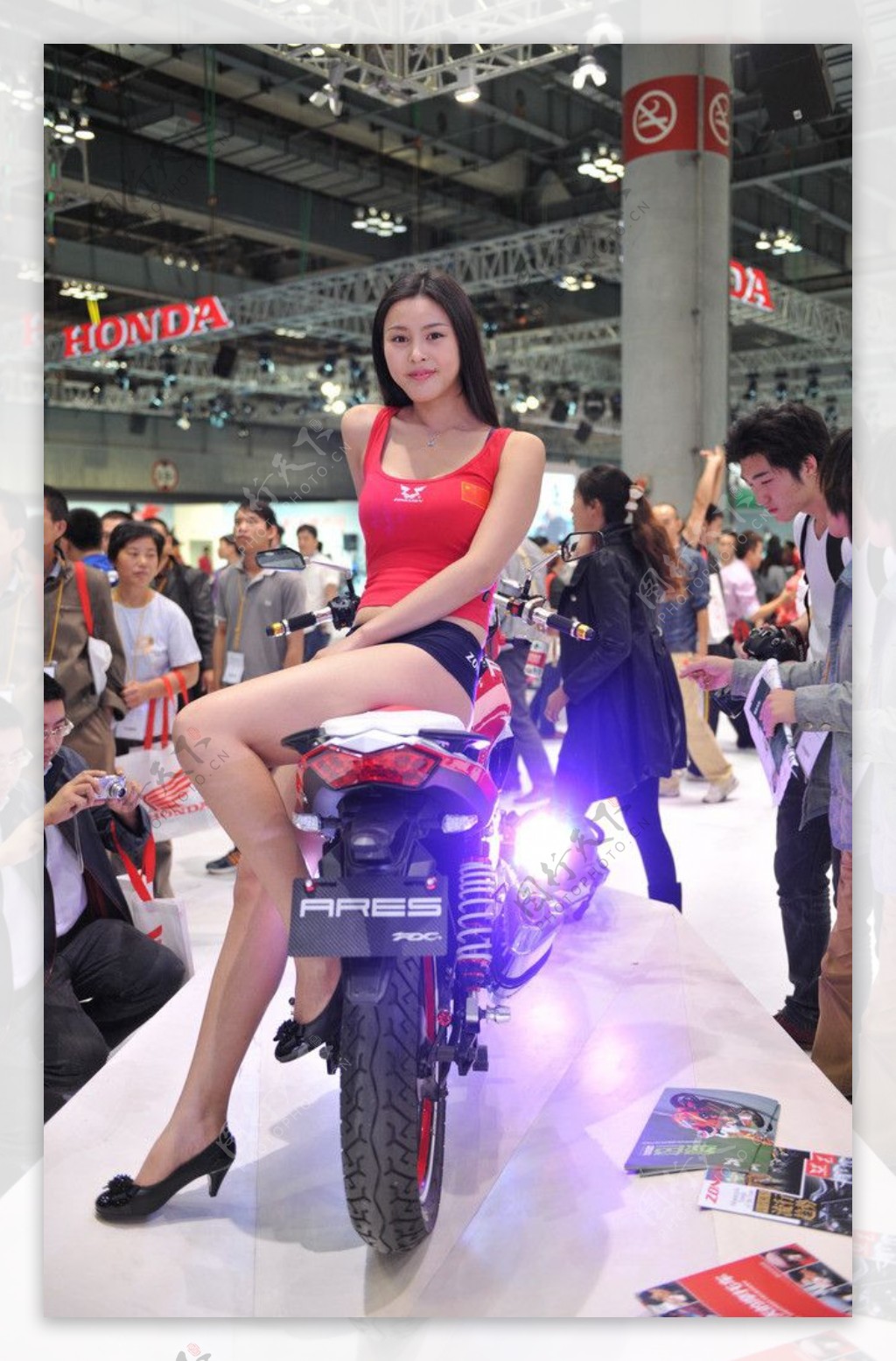 街道摩托车时尚美女模特高清壁纸预览 | 10wallpaper.com