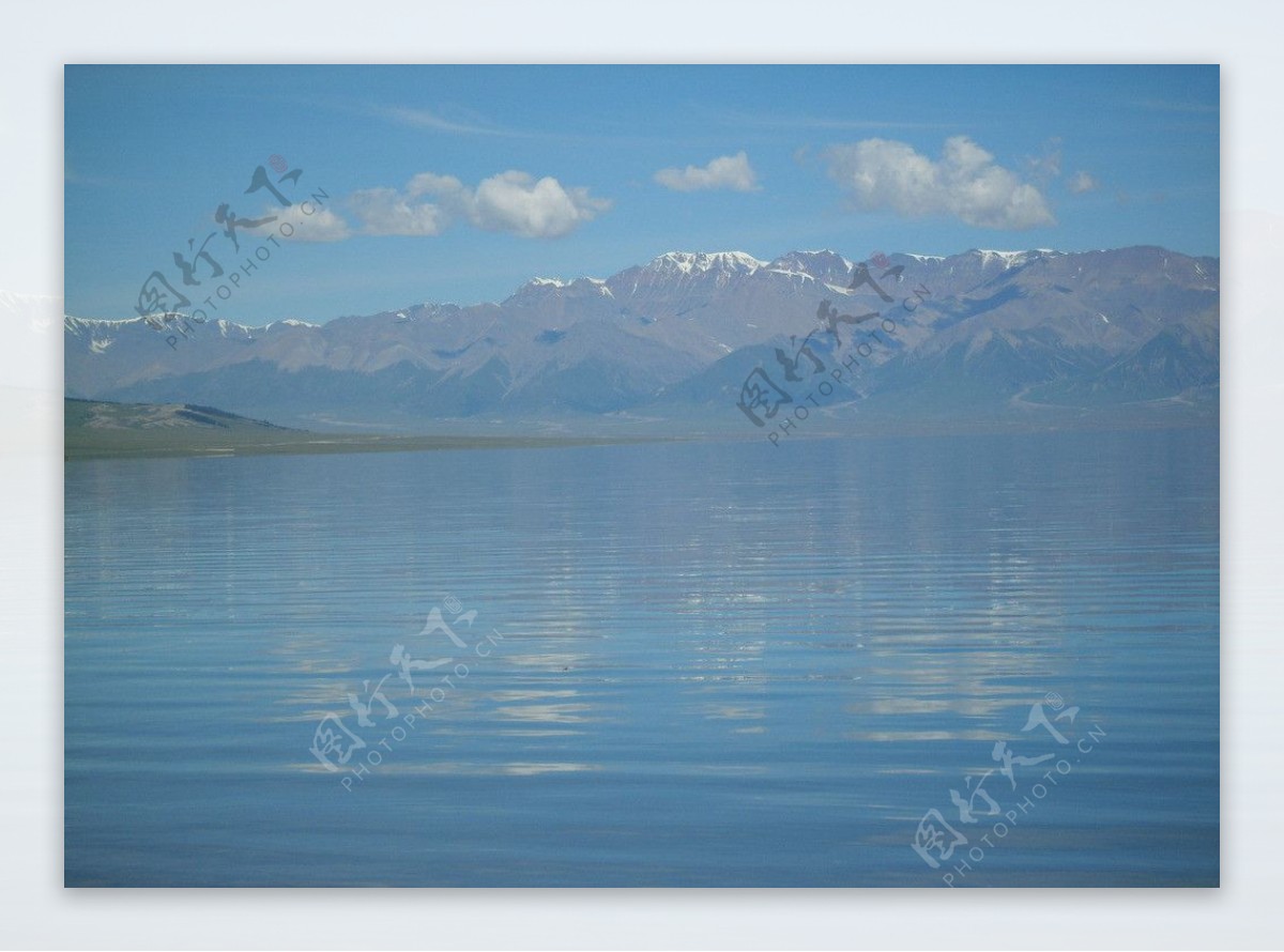 六月塞里木湖图片