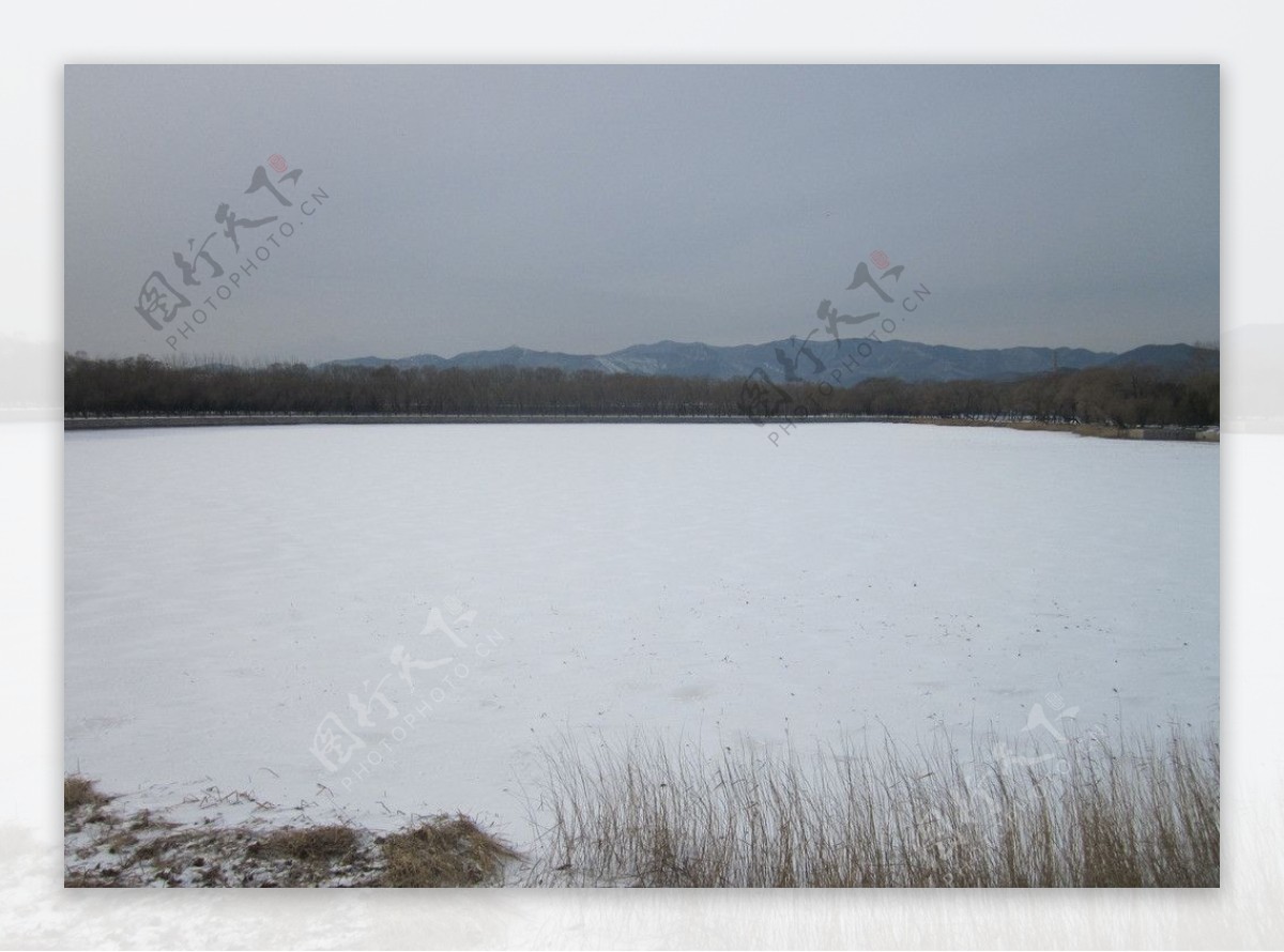 结冰的湖水图片