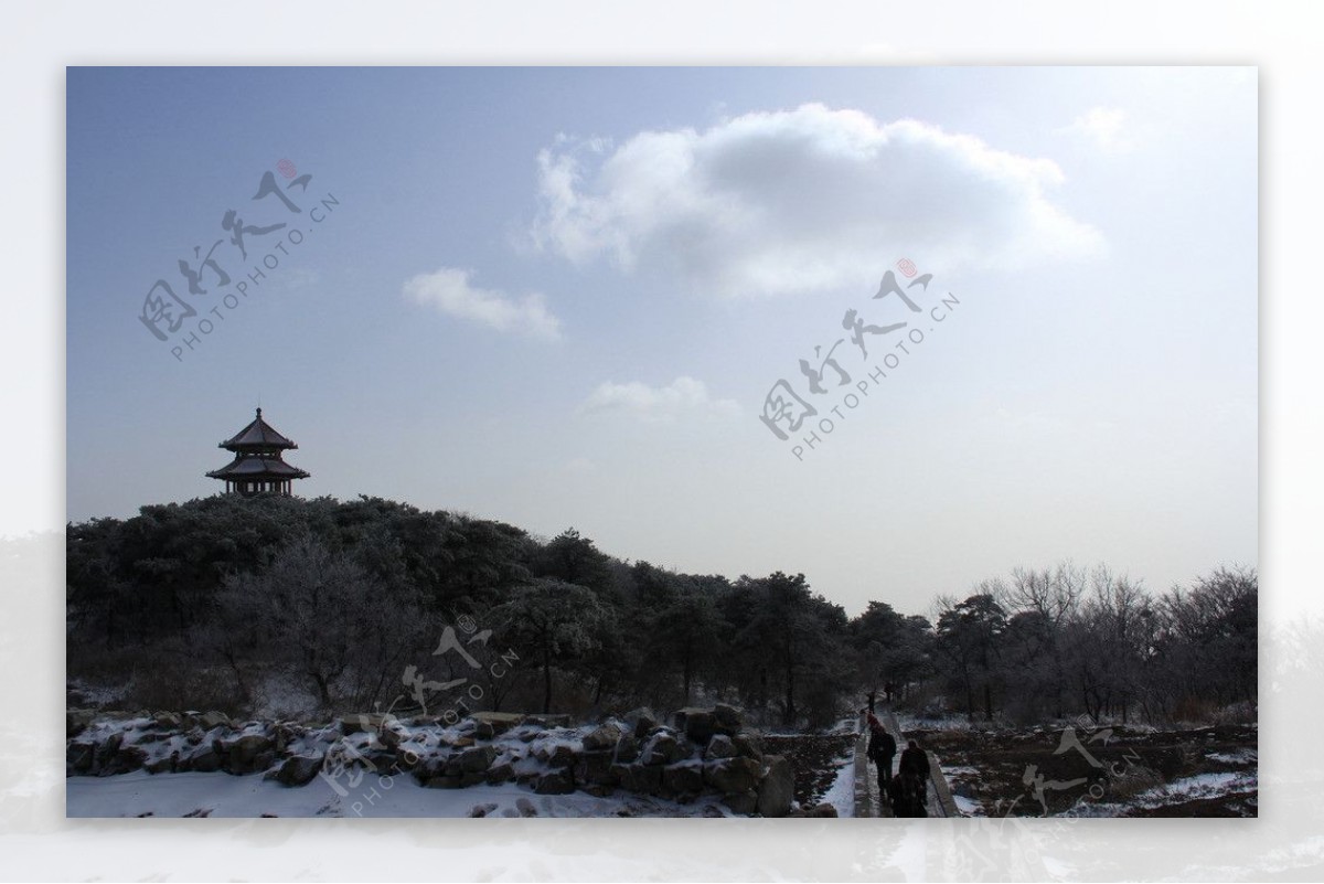 嵩山峻极峰雪景图片