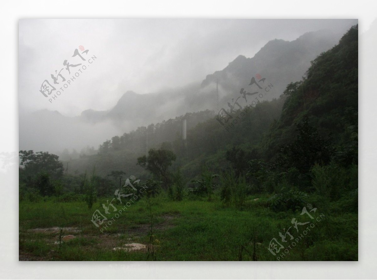 雨雾青山图片