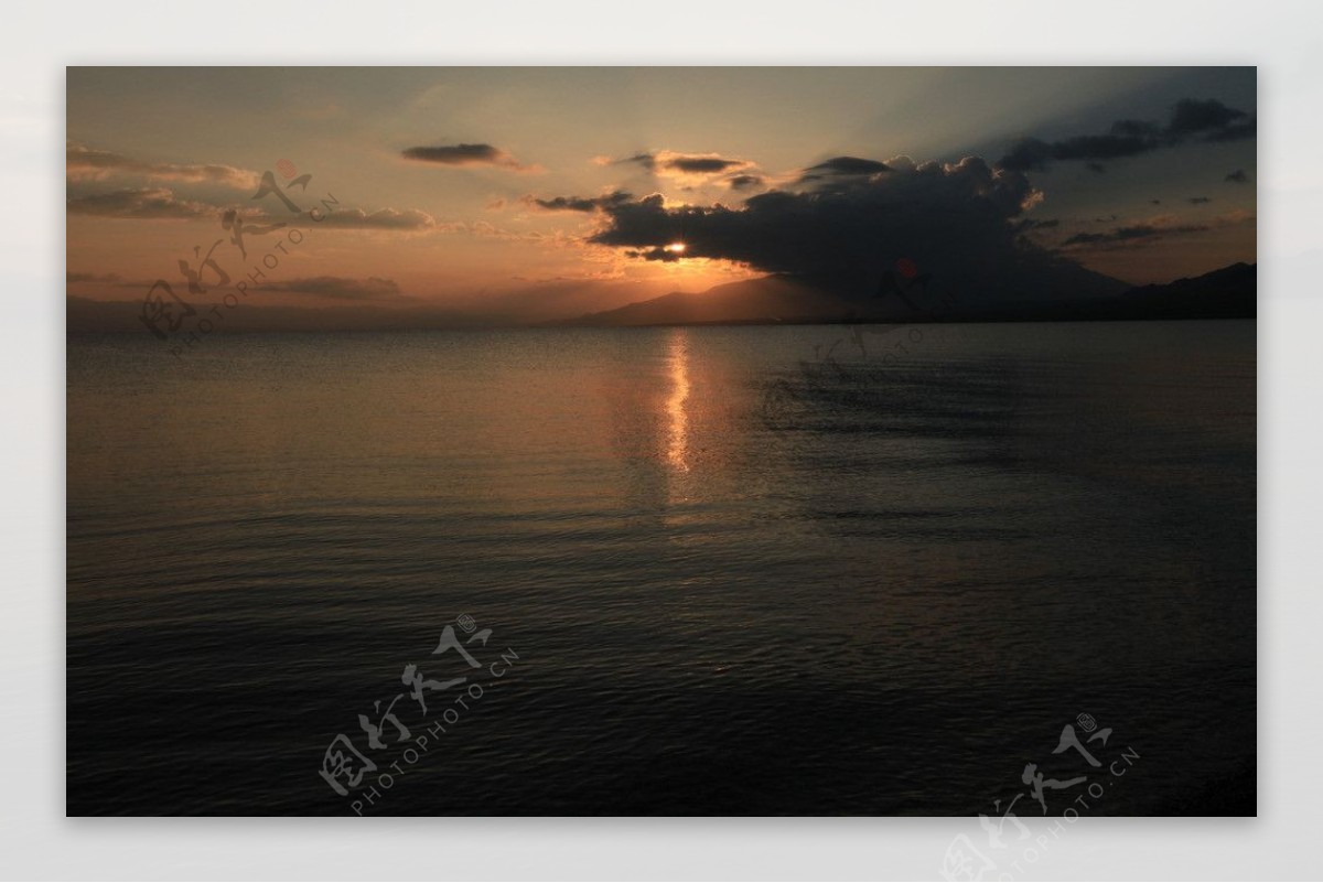 赛里木湖日出图片