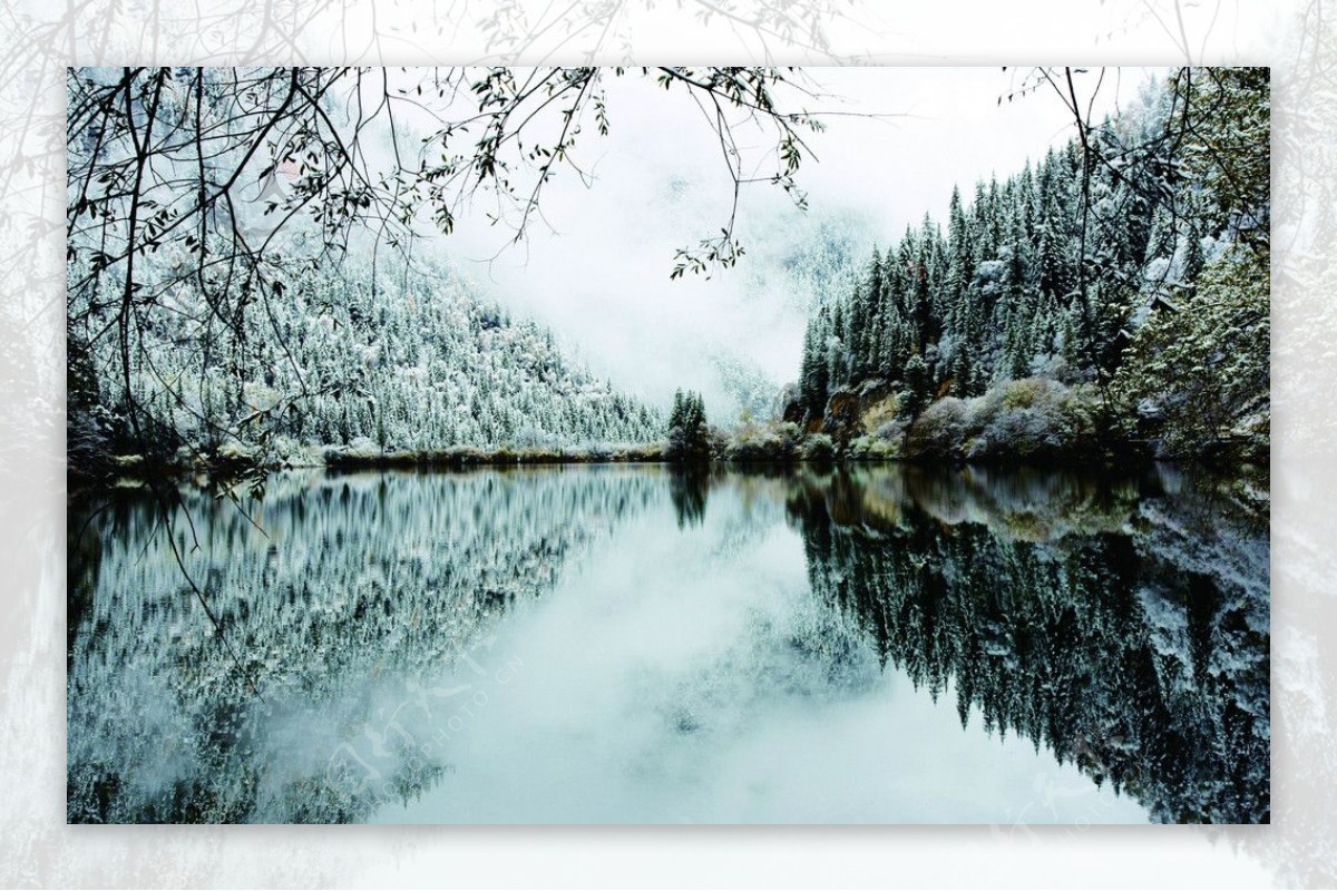 冬季湖边雪景图片