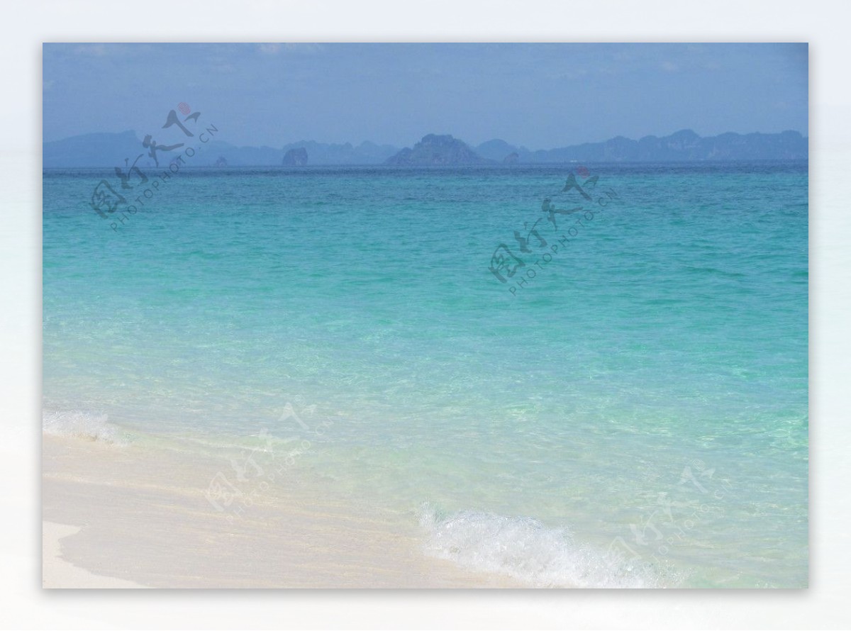 蓝色海边沙滩小岛图片