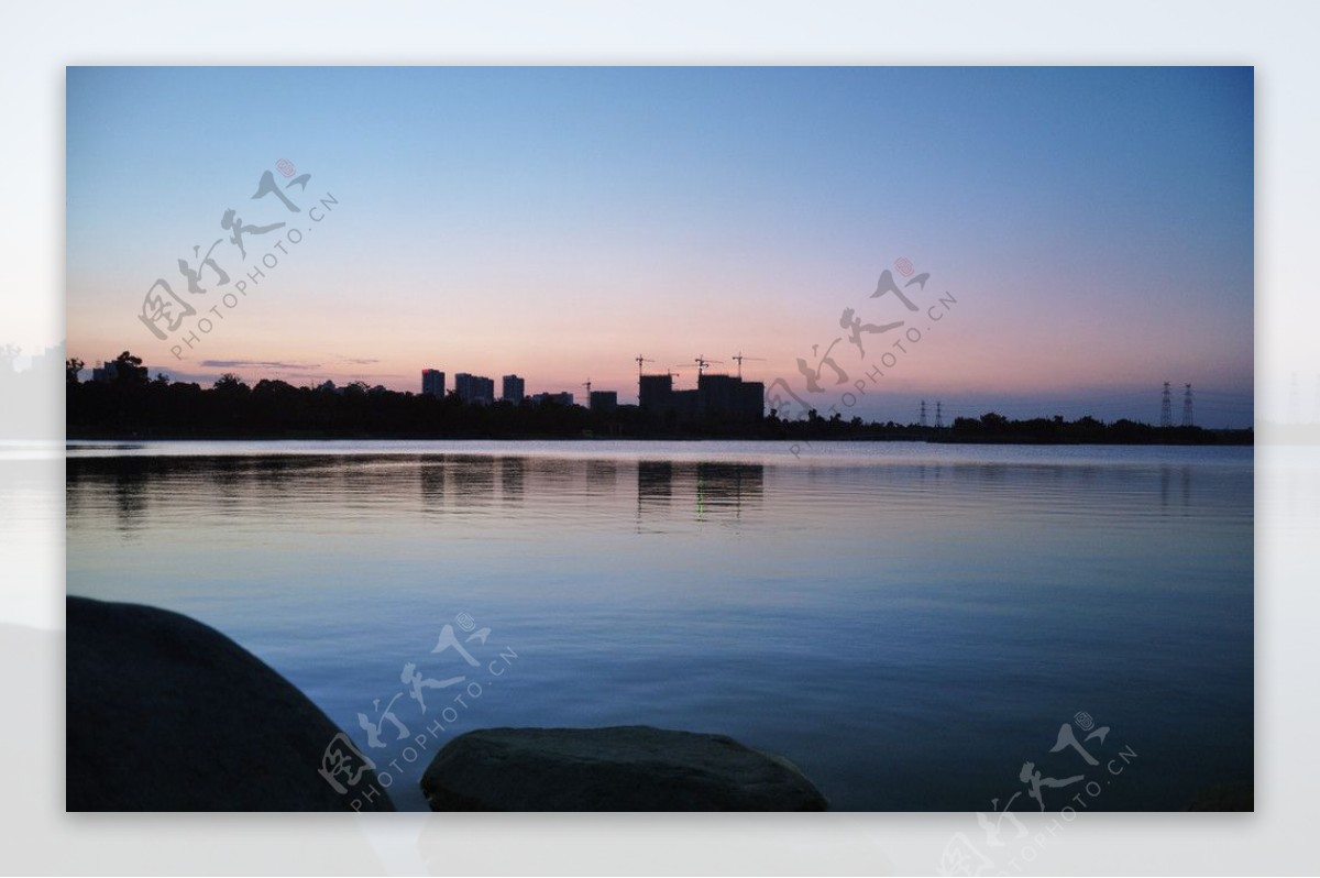 湖景夜色图片
