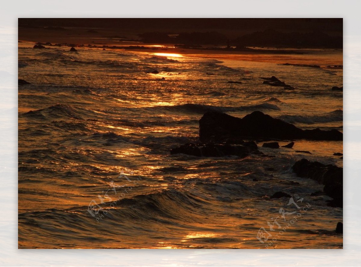 夕阳染海图片