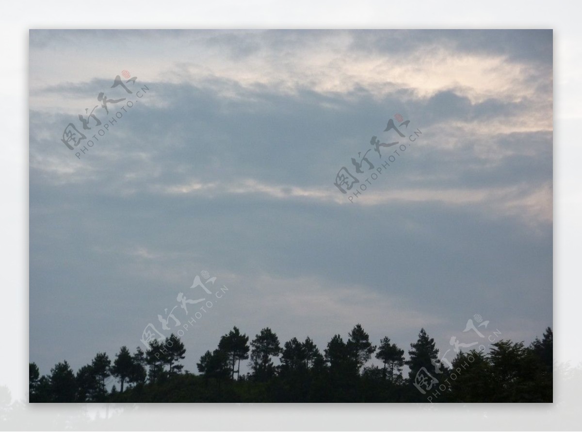 苍天山岭阴云图片