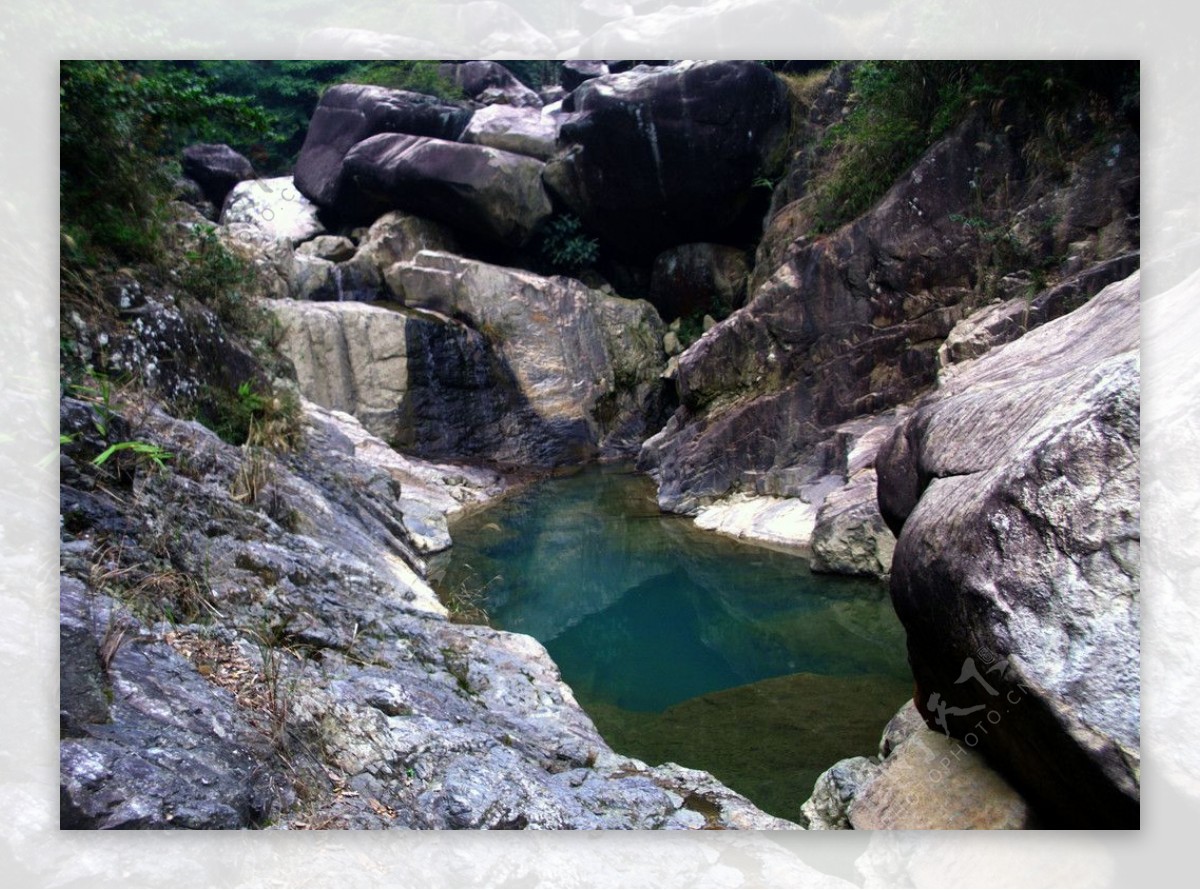 山涧碧水图片