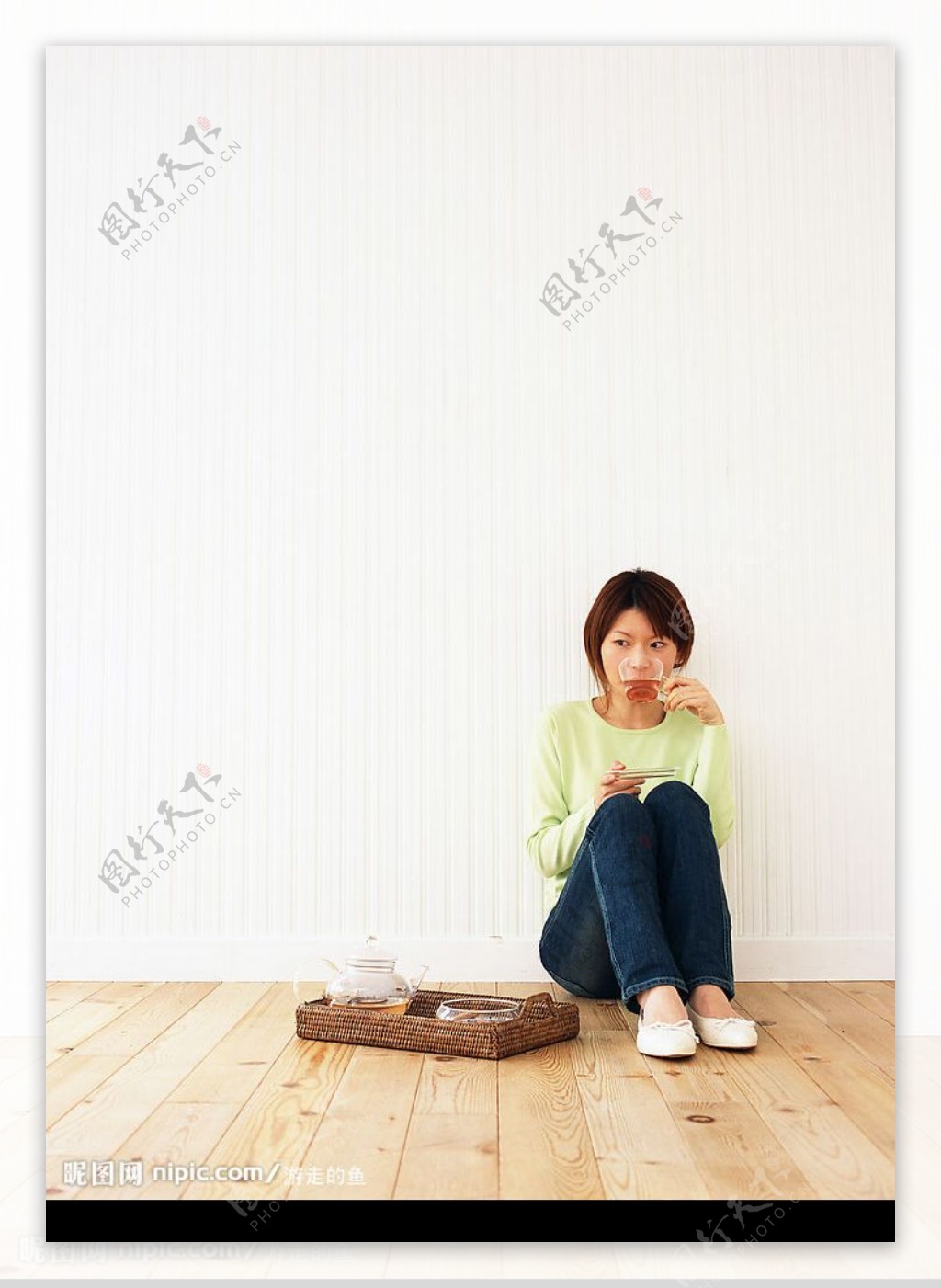 美女坐地板上喝茶图片