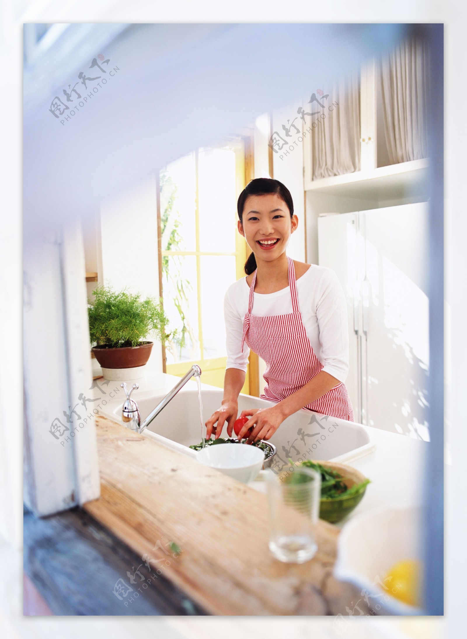 美女厨房洗菜图片