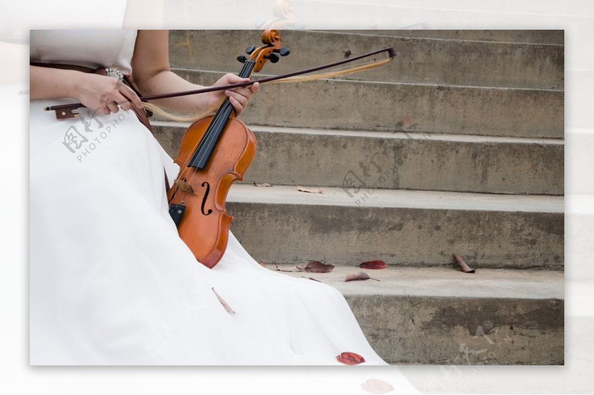 婚纱落叶与小提琴图片