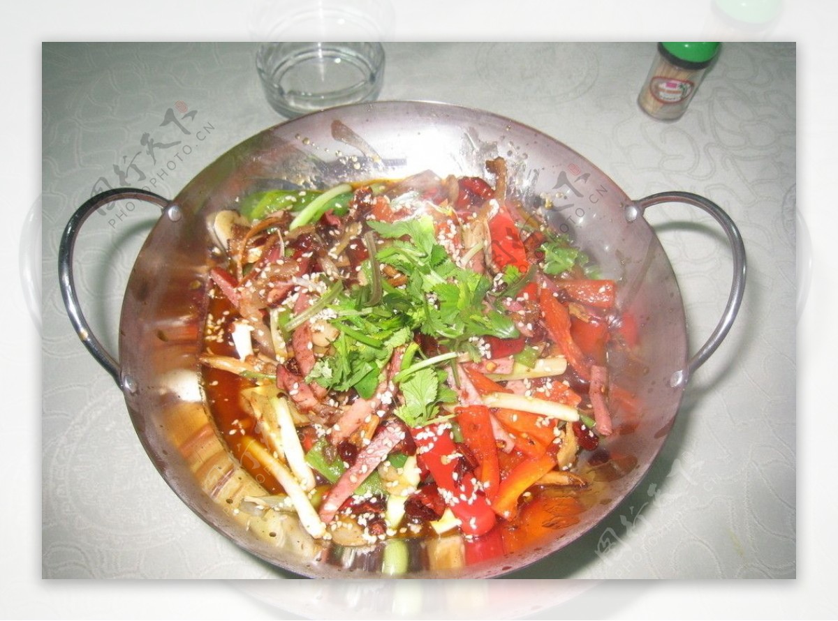 干锅腊肉茶树菇图片