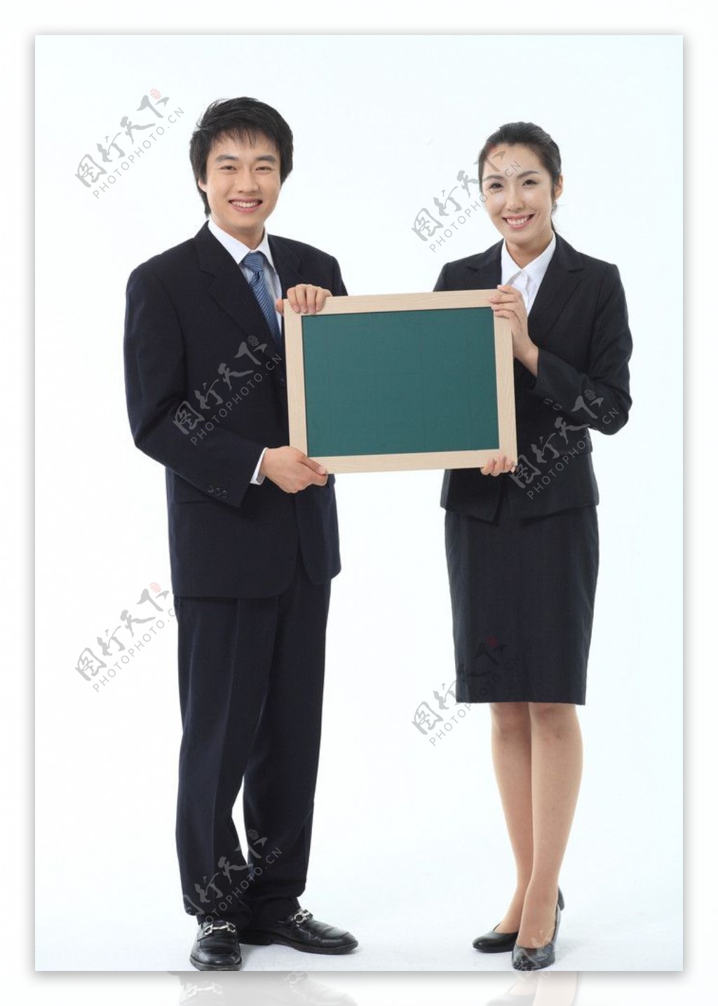 商务男女手拿小黑板图片