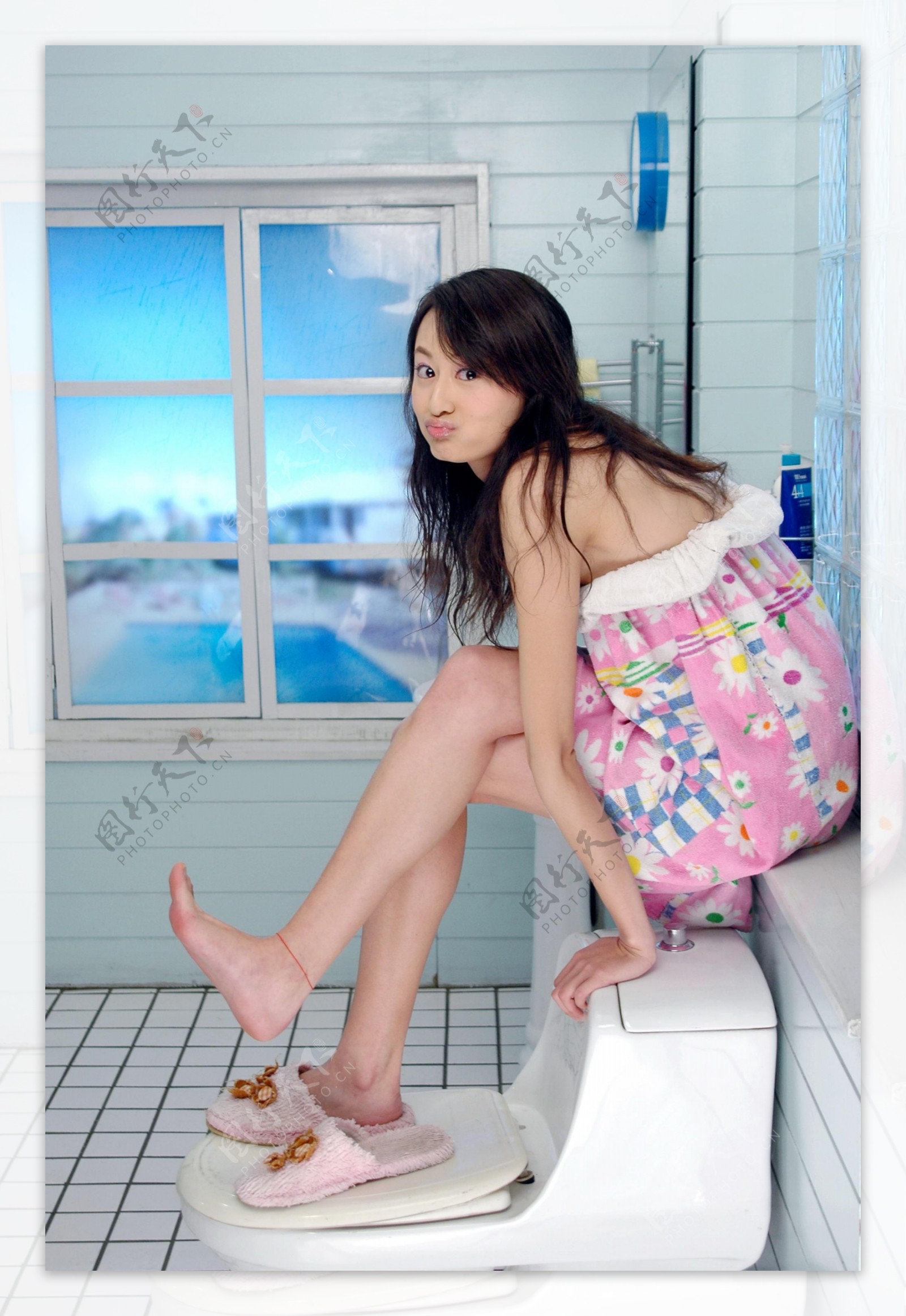 时尚个性美女写真卫生间里的淘气图片