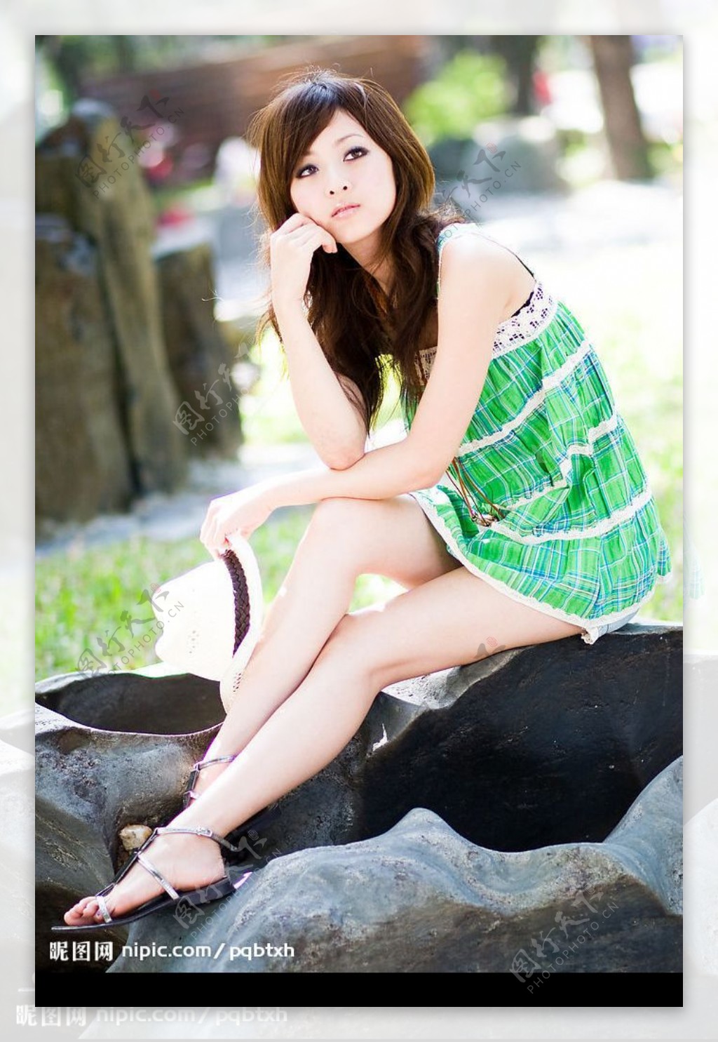 台湾网络人气美女果子MM嫩绿格子裙衫图片