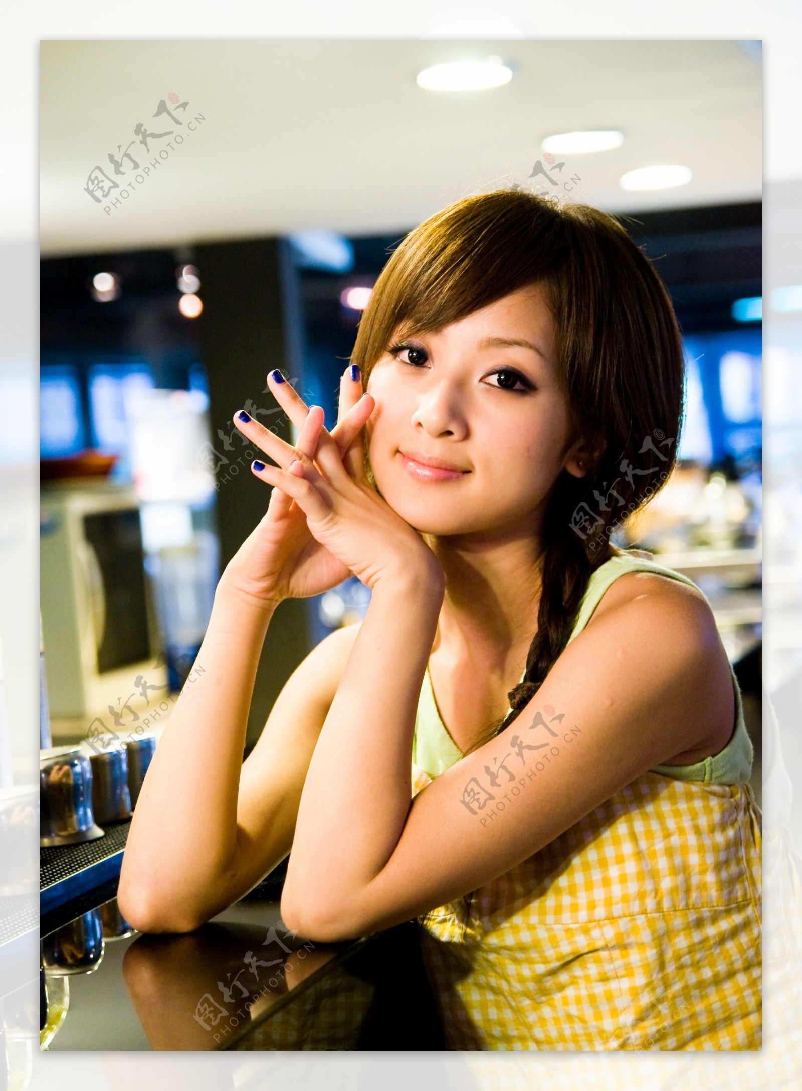 台湾网络人气美女果子MM黄色无袖衫图片