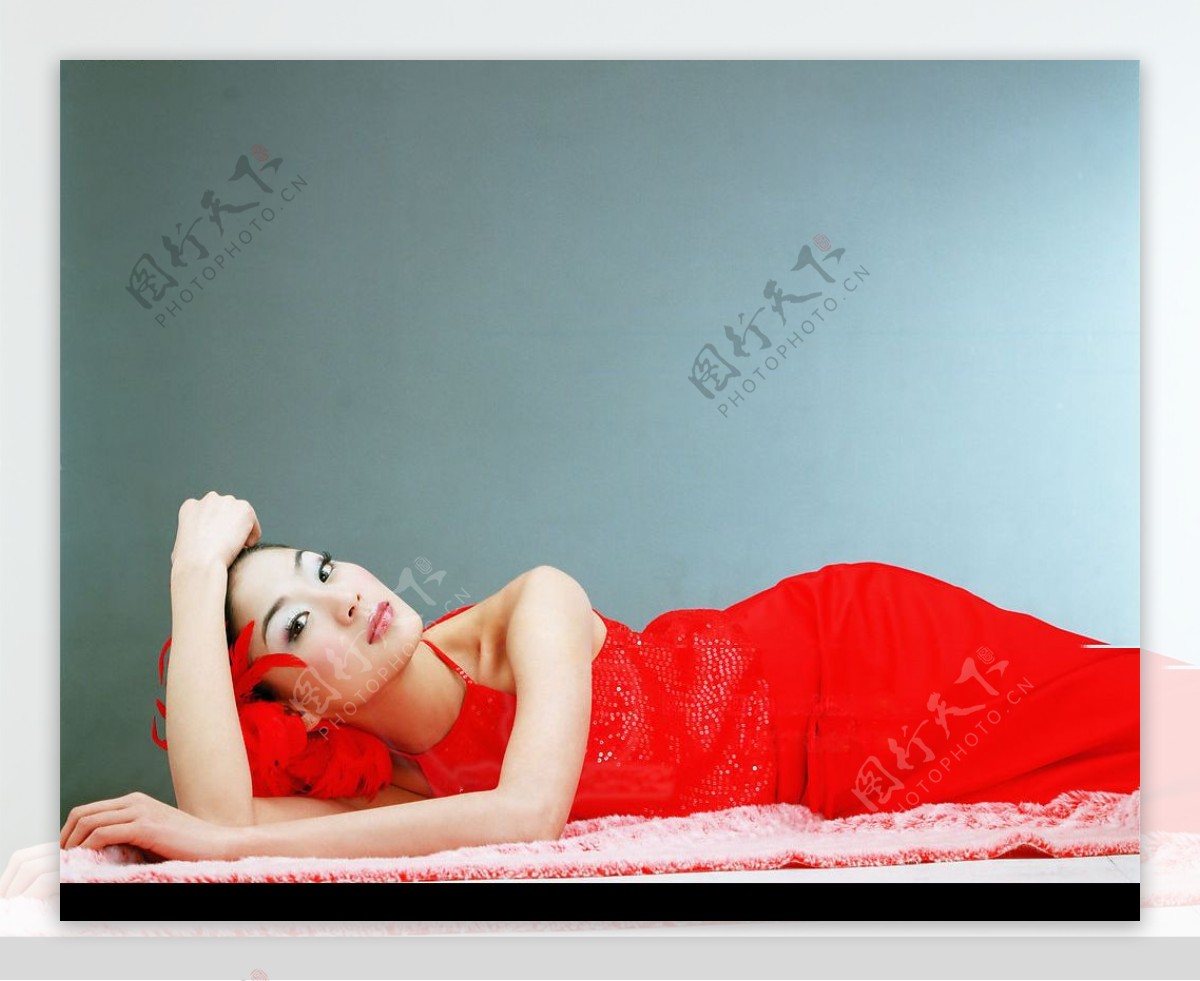 侧卧的红色礼服美女图片