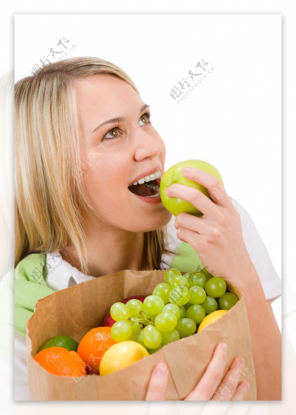 抱着购物袋吃水果的美女图片