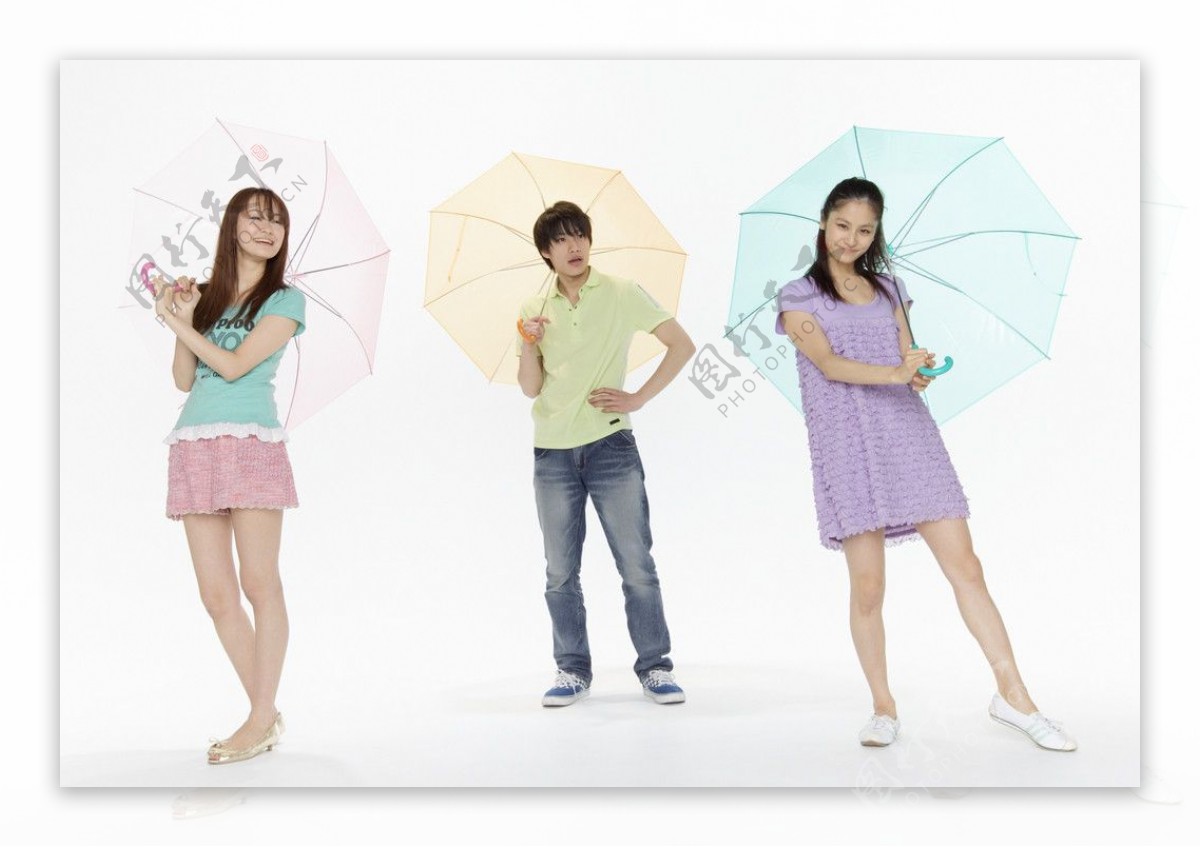 几个打着雨伞的大学生图片