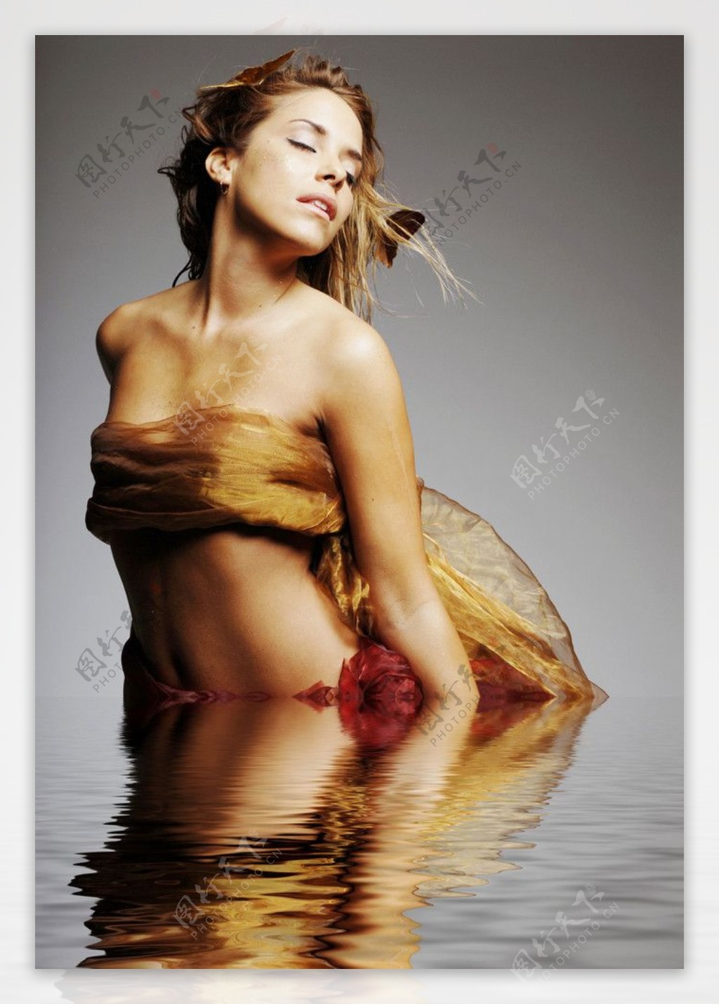 水中美女图片