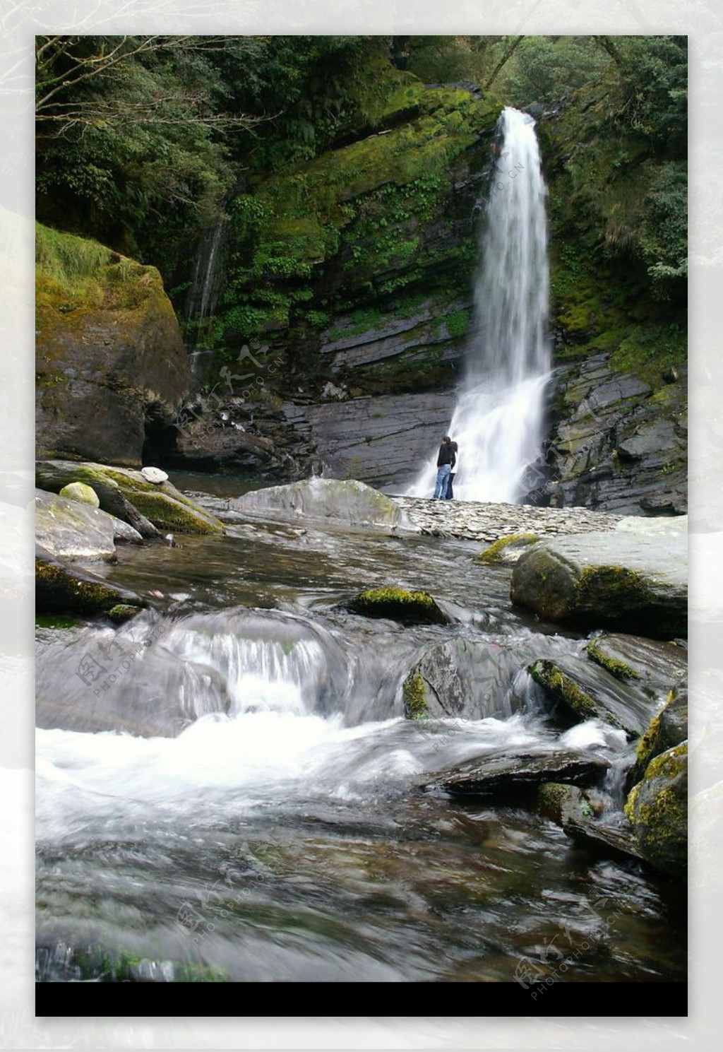 山溪瀑布图片