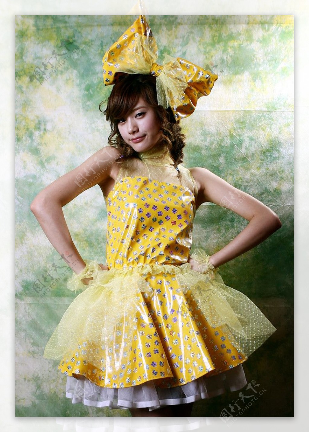 黄裙少女图片