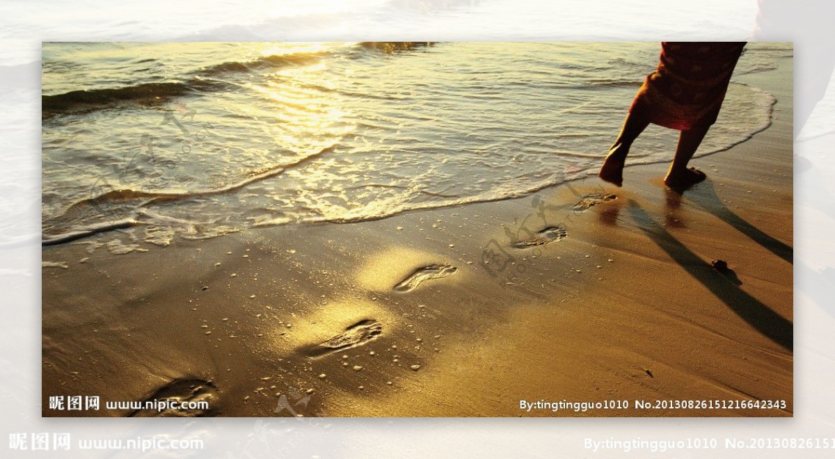 黄昏漫步海边沙滩图片