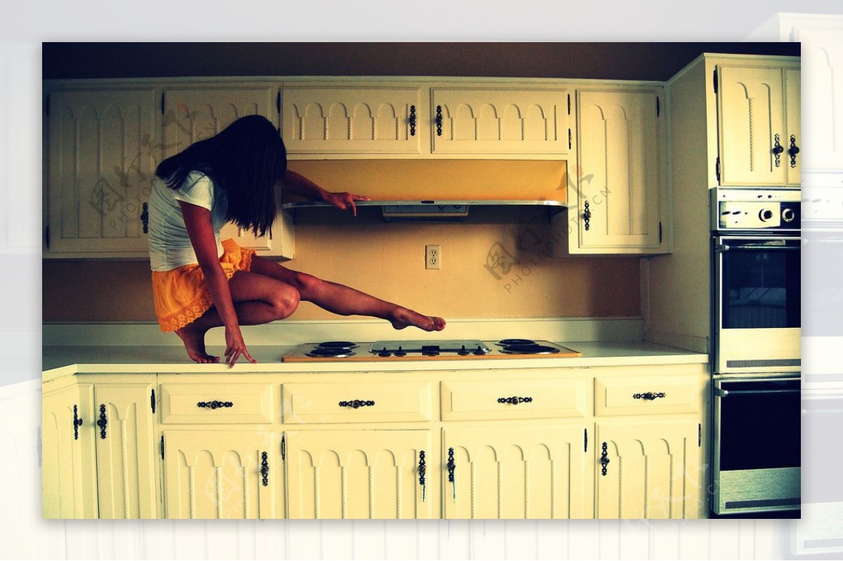 厨柜上的女孩图片