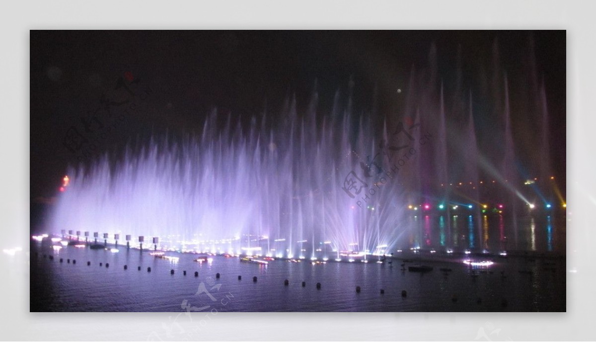 夜晚那美丽的喷泉图片