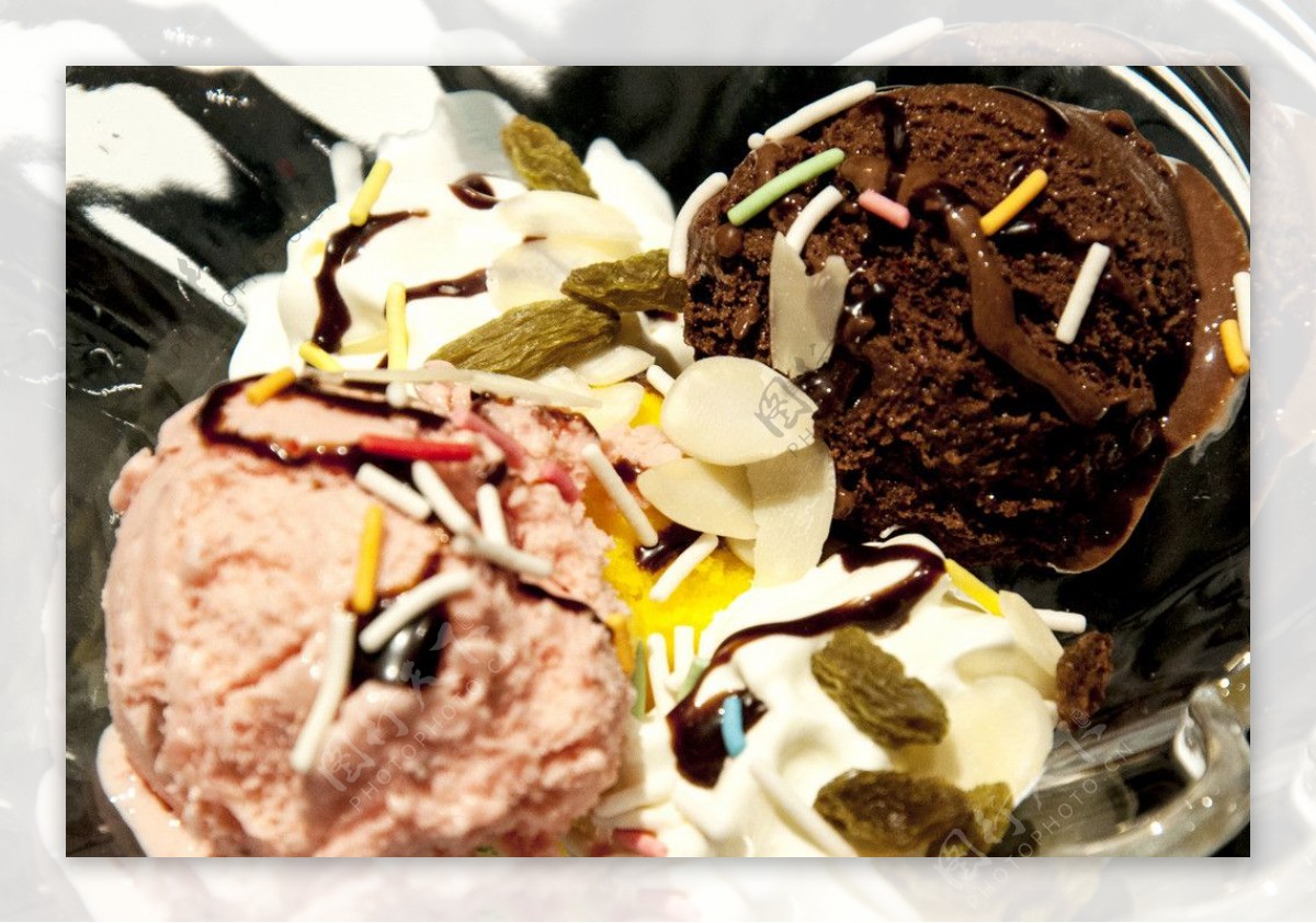 冰淇淋三色杯图片