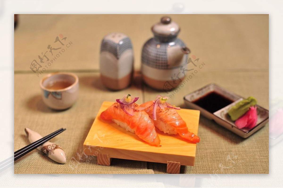 三文鱼火焰寿司图片