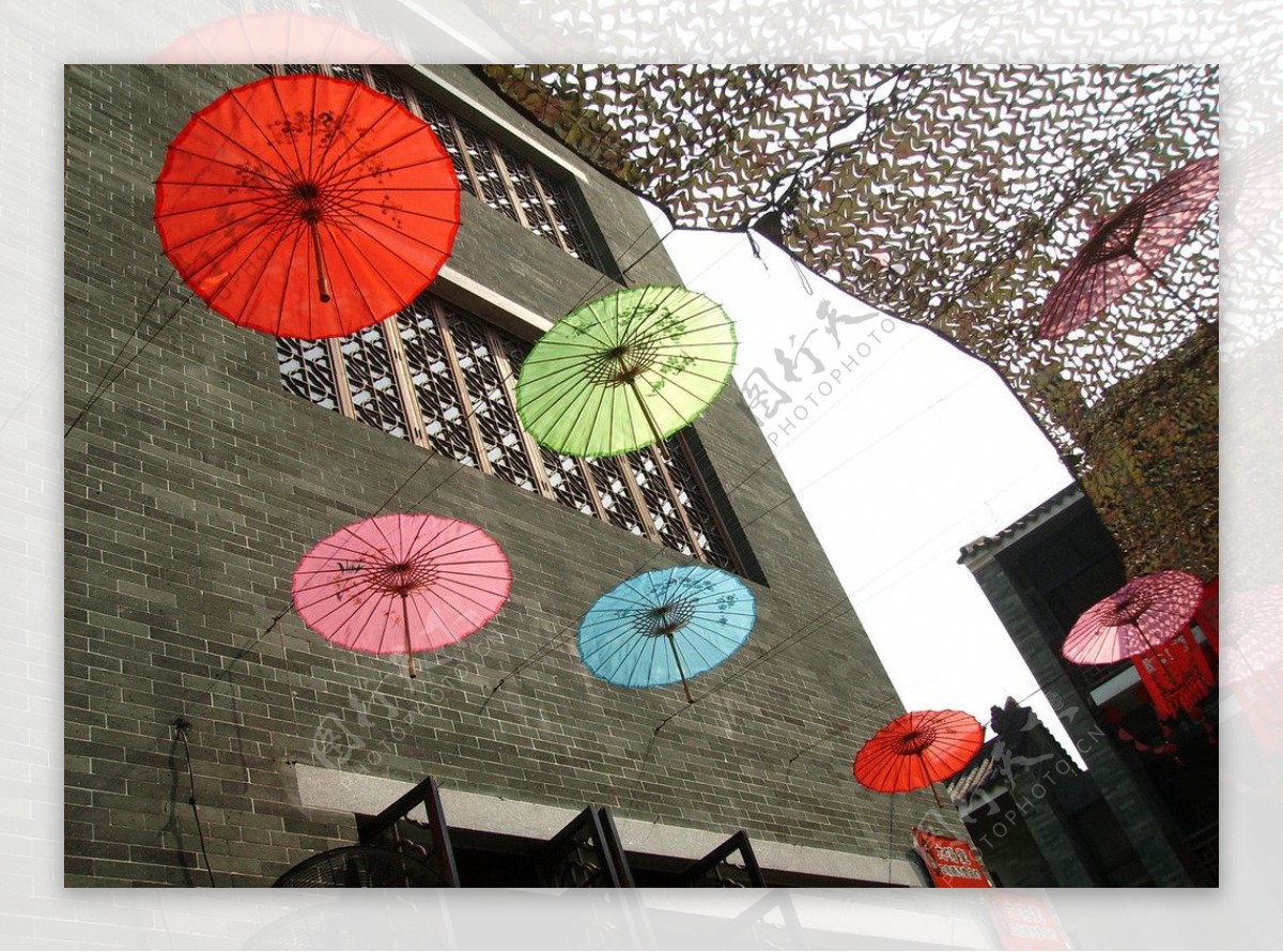 创意雨中撑伞的情侣设计图__绘画书法_文化艺术_设计图库_昵图网nipic.com