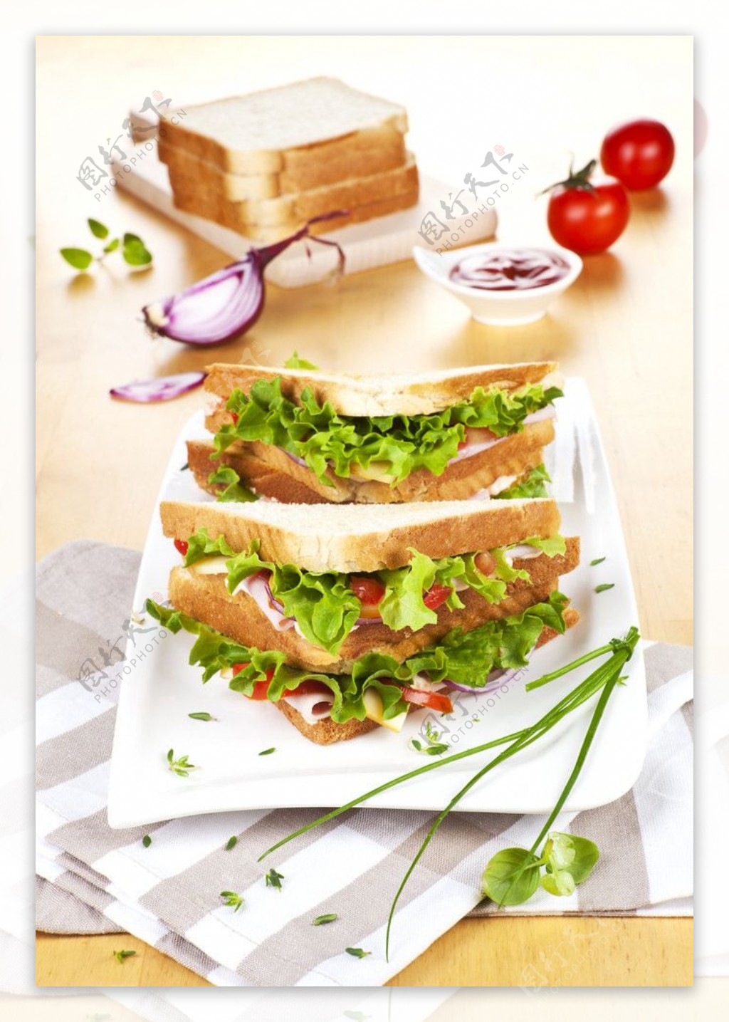 面包片和蔬菜沙拉图片