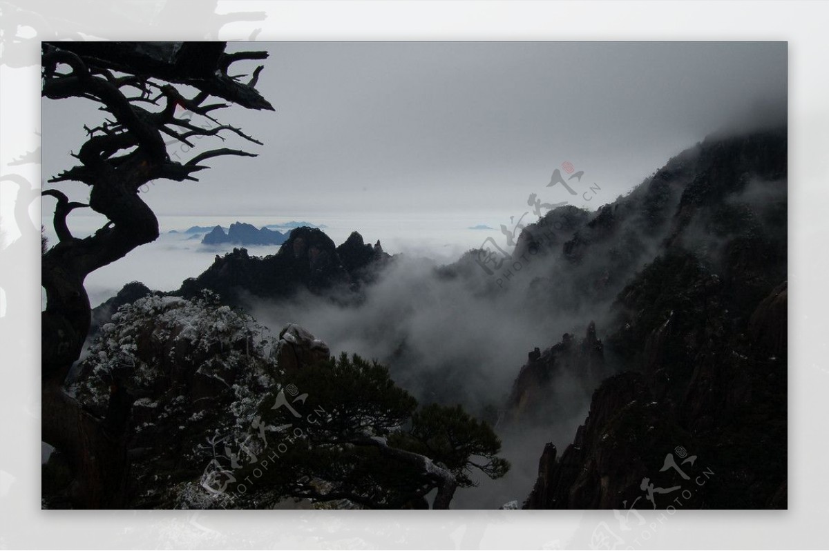 雪境霧山图片