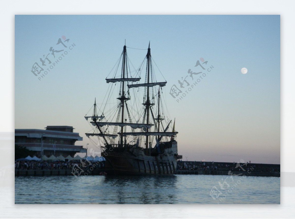 黃昏時刻的西班牙仿古帆船图片