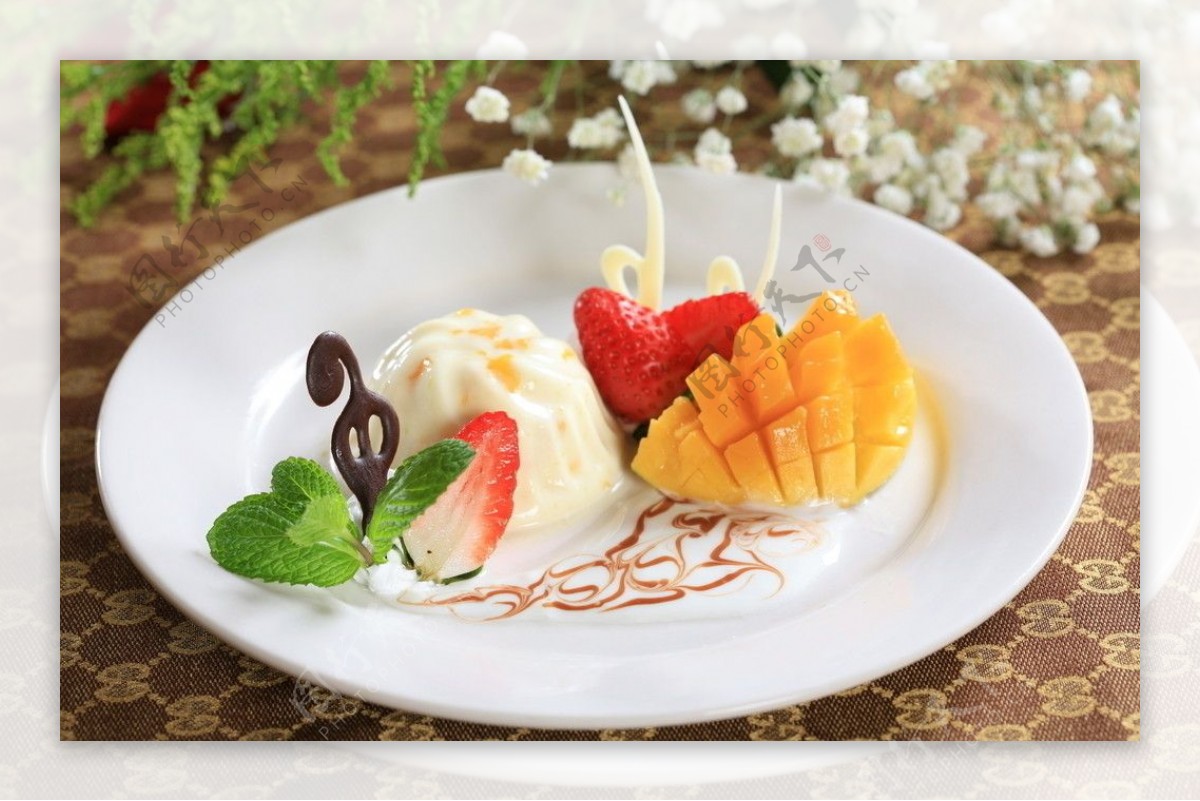 菠萝草莓雪糕雪糕美食西餐甜品图片