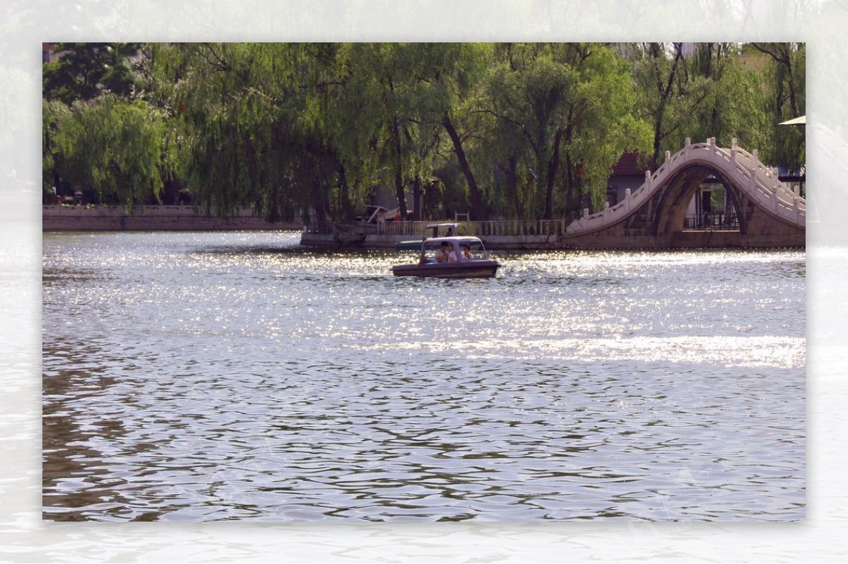 公园小桥湖水游船图片