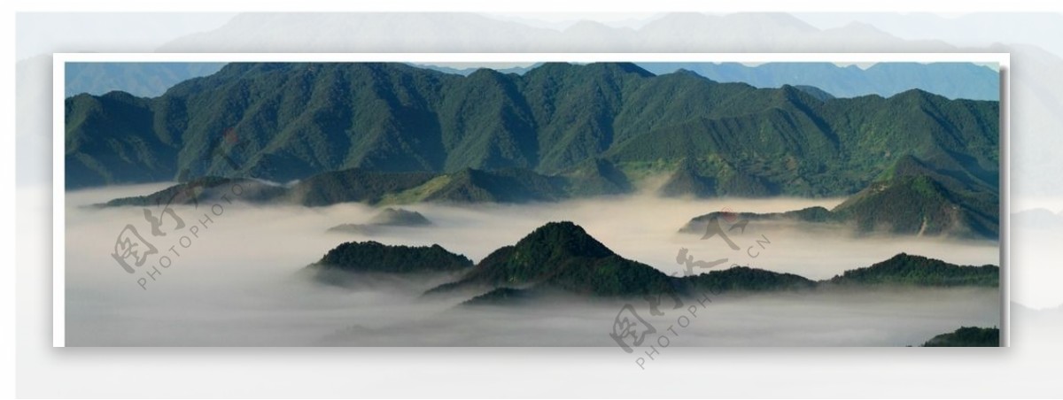 云雾山峰景观摄影图片