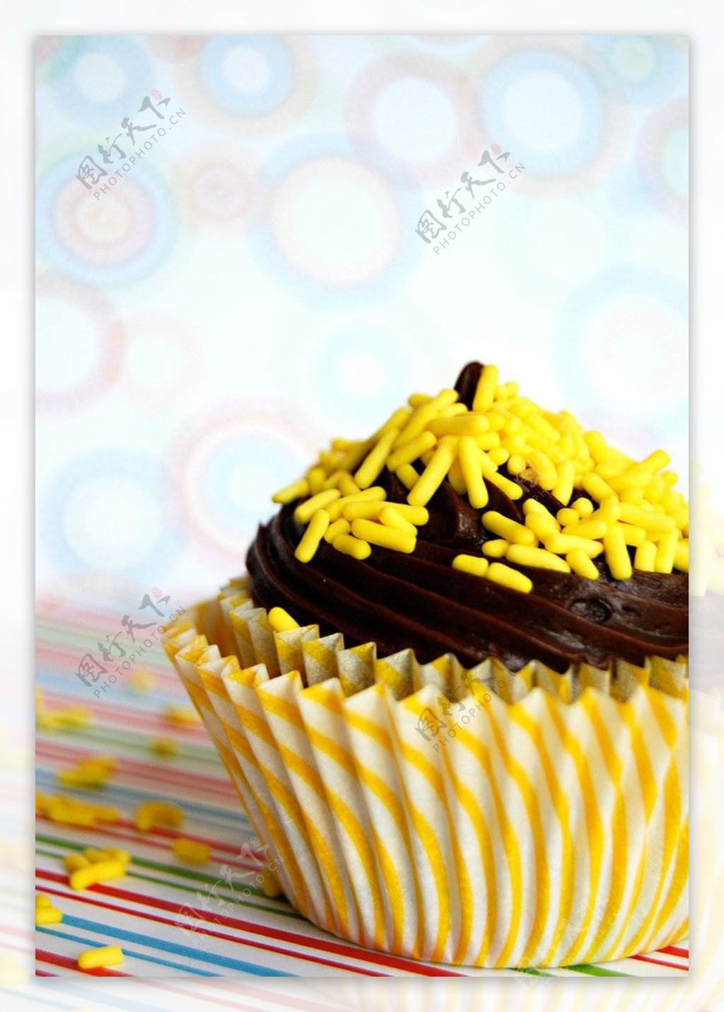 黄色sprinkles迷你蛋糕图片