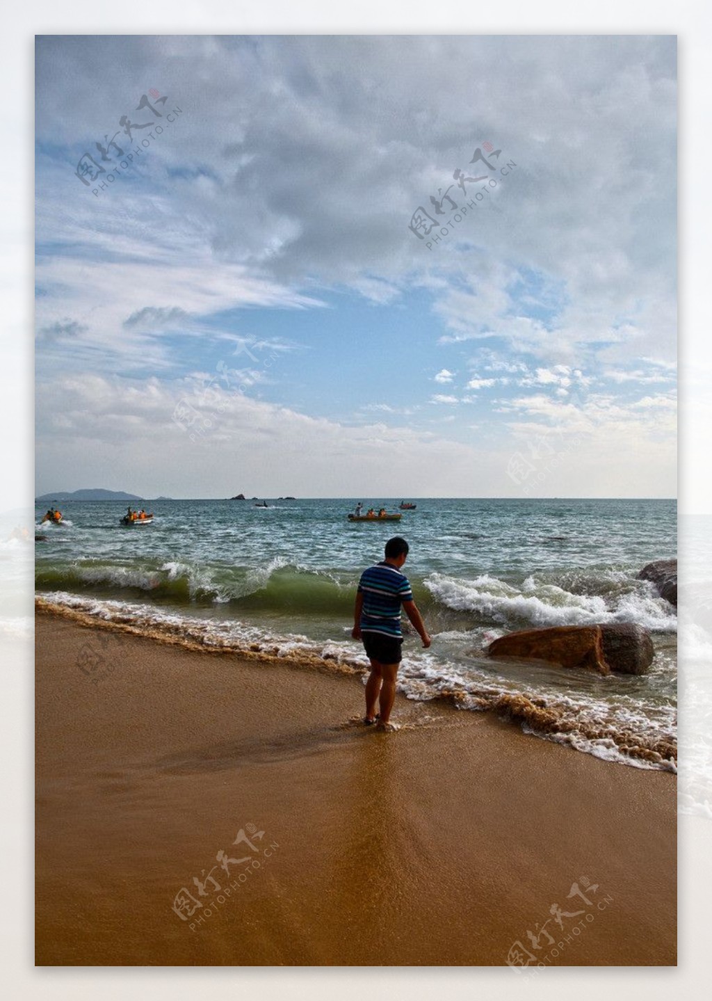 波浪逐沙滩图片