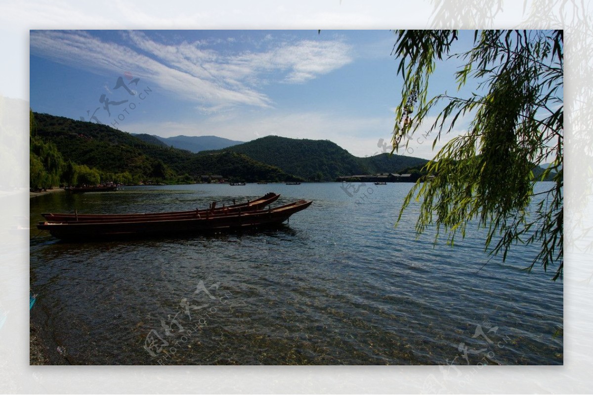 泸沽湖畔图片