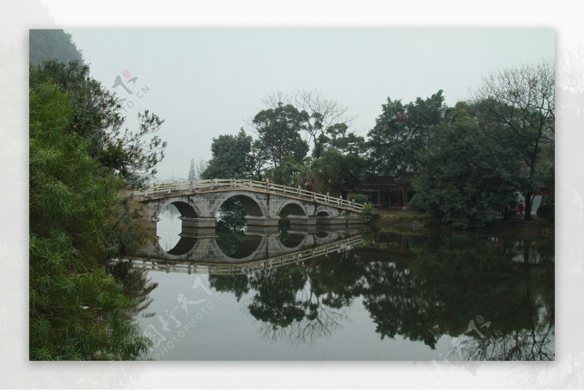 湖上石桥图片
