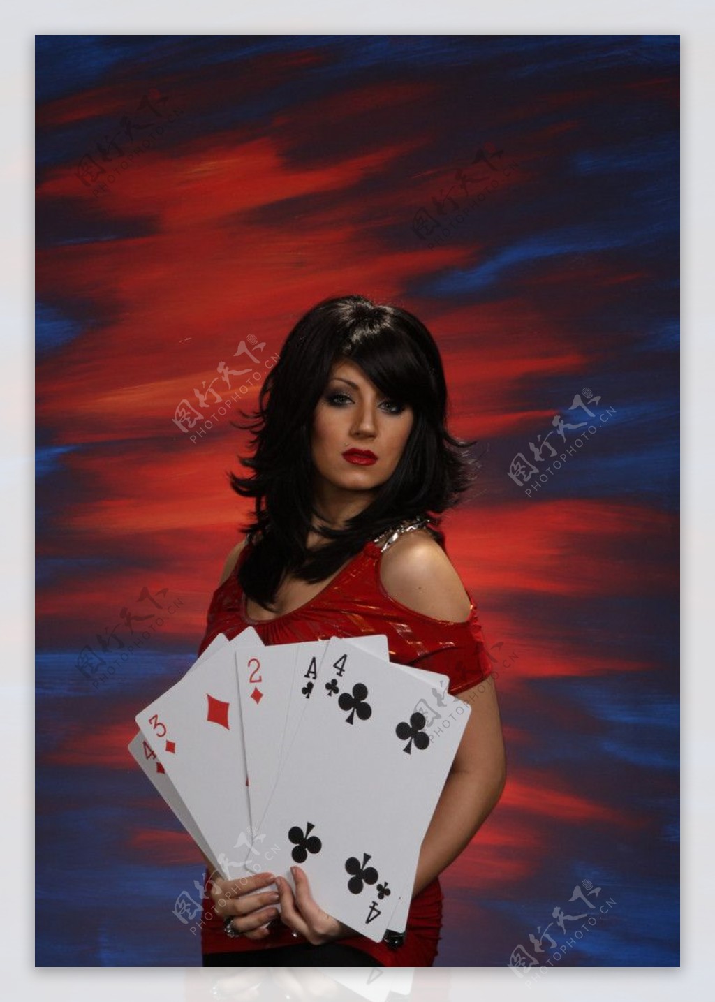 拿着大型扑克的美女魔术师图片